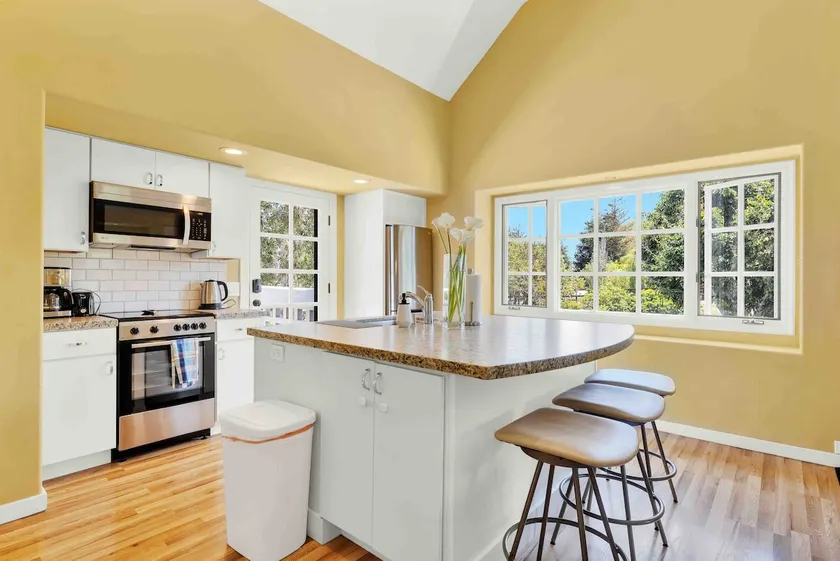 Private 2 Bedroom / 1 Bath Apartment - Secluded 2 acre Estate/Orchard - Image 1