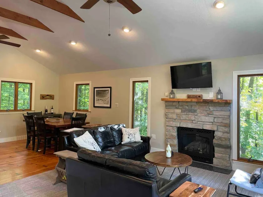 Cozy and Private Cabin on Almost 2 Acres w/Stone Fireplace in White Mountains - Image 1