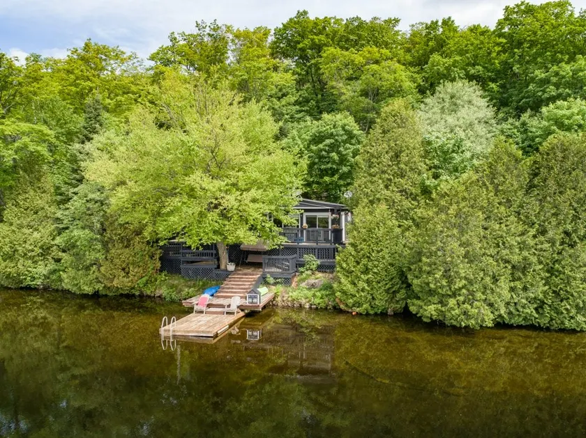 Beautiful Cottage on Bay Lake, Huntsville. - Image 1