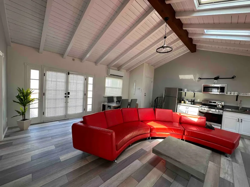 Bright High Ceiling Bachelor near LAX/Beaches/Sofi - Image 1