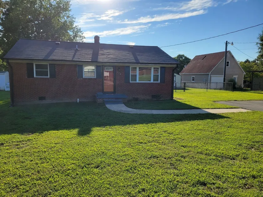 Elegantly Updated Home convenient to I40 - Image 1