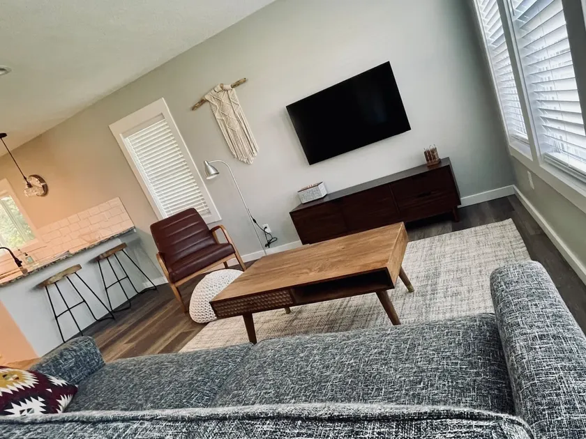 Portside - Newly Renovated Downtown Cottage - Image 1