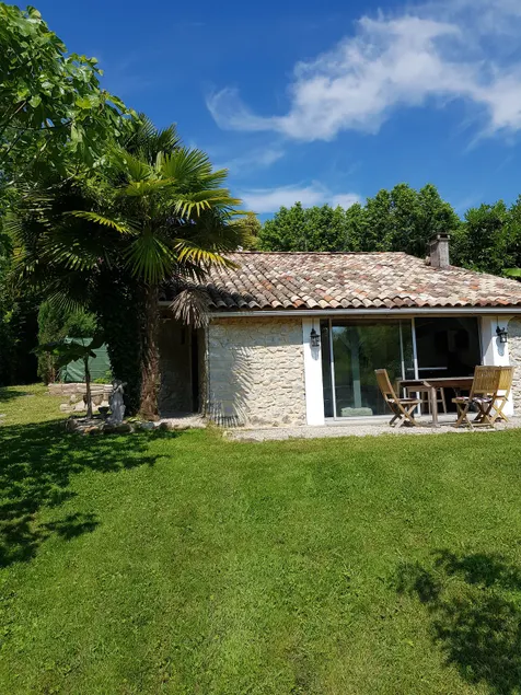Romantic cottage in a green setting - Image 1