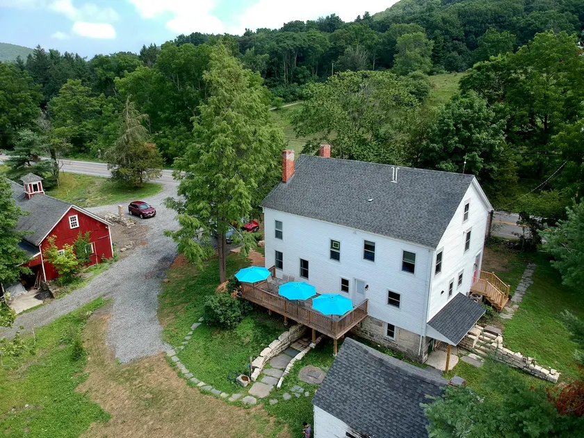 1841 Farmhouse located in the Warwick Valley! - Image 1