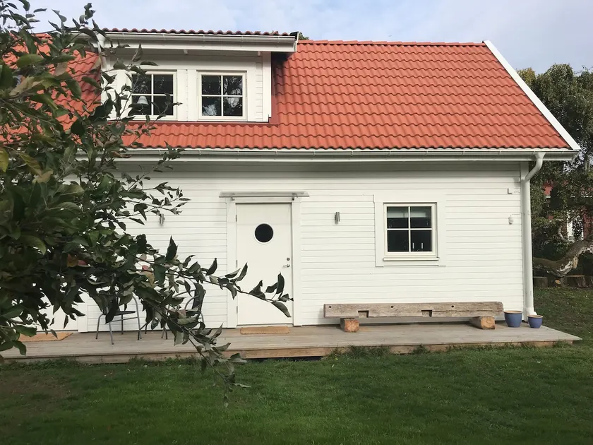 The white guesthouse - Image 1