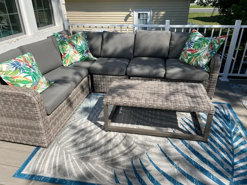 Sunshine Retreat-Large Deck-Enclosed cozy porch! - Image 1
