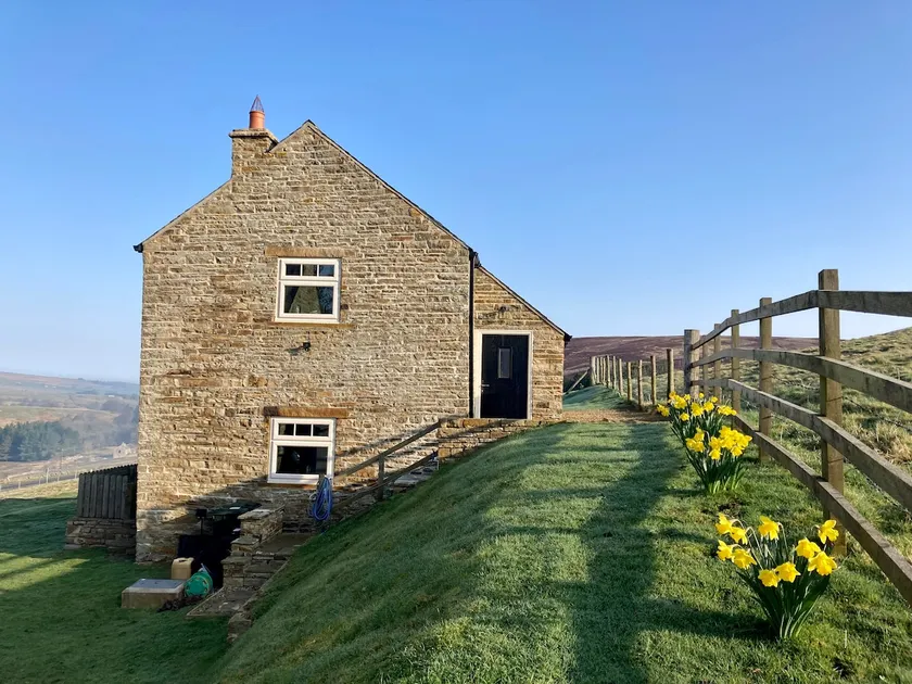 Converted Barn with Panoramic Views & Log burner - Image 1