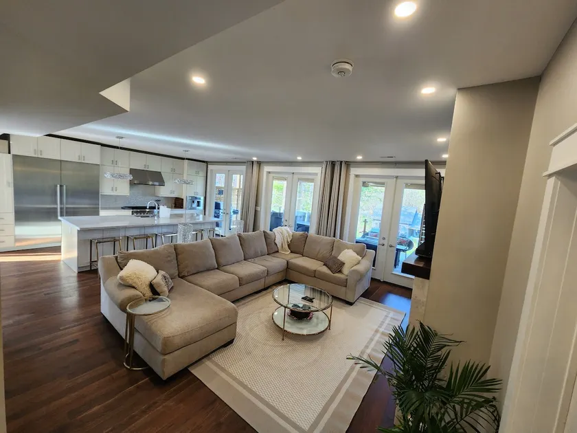 Luxury 3+ flex condo w/ private Jacuzzi decks bbq. - Image 1