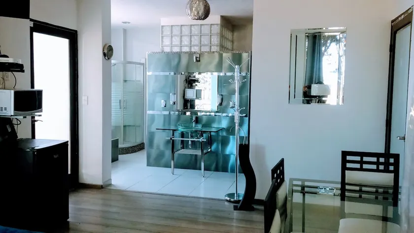 Spacious loft with a whirlpool tub - Image 1