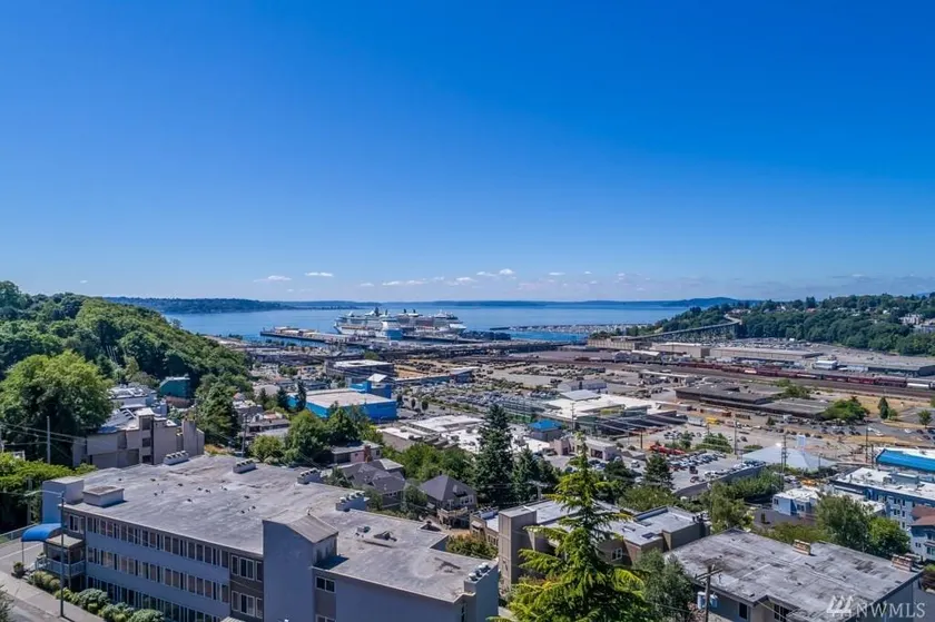 Beautiful 2 Bdrm Home- Location & Gorgeous VIEWS - Image 1
