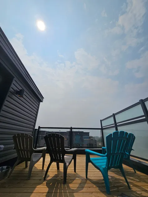 Rooftop Patio 2BR • 5 mins to Falls • Free Parking - Image 1
