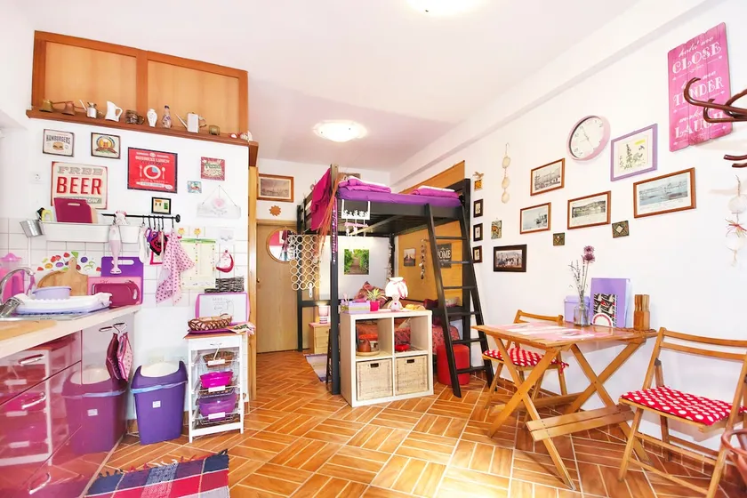 Kind, small love nest Izola Slovenia - Image 1
