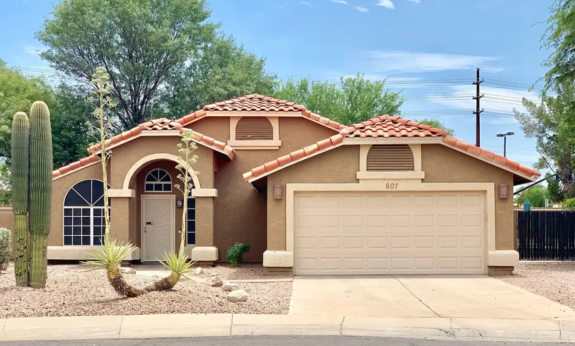 Desert Oasis w/Pool & outdoor living -Sleeps 10 - Image 1