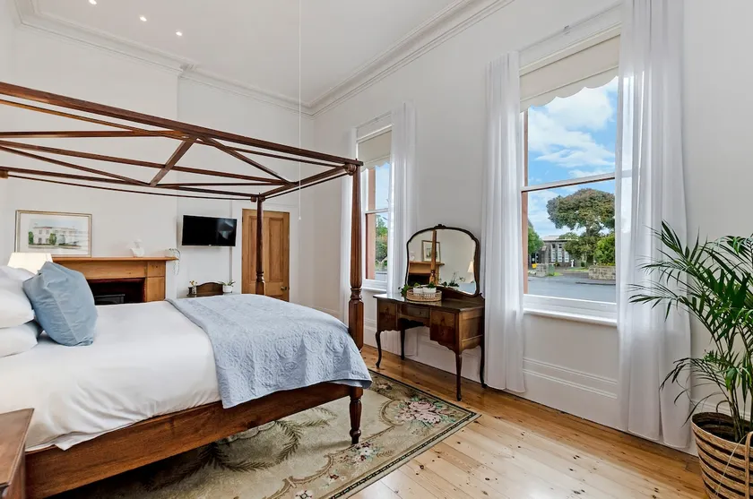 Historic 3 BR APT short stroll to cafes & beaches - Image 1