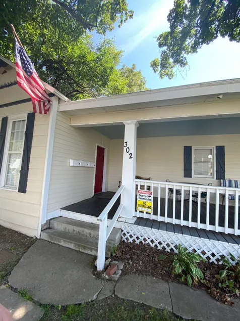 Comfort and Convenience!  Close to Downtown Spfd. - Image 1