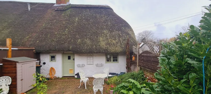 Idyllic Thatched Farm Cottage in Bognor Regis - Image 1