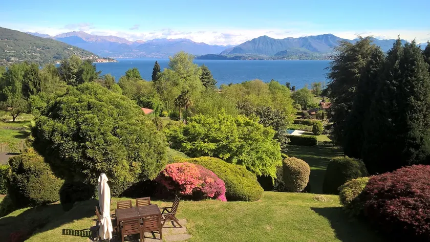 MAJOR LAKE VILLA WITH GARDEN & SWIMMING POOL. AMAZING VIEW ON THE LAKE AND ALPS - Image 1