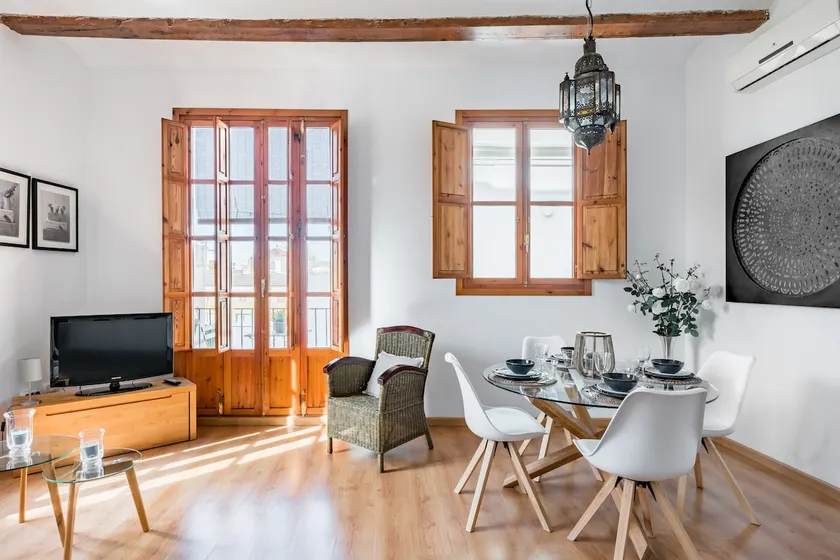 Explore Valencia from a Central Apartment - Image 1