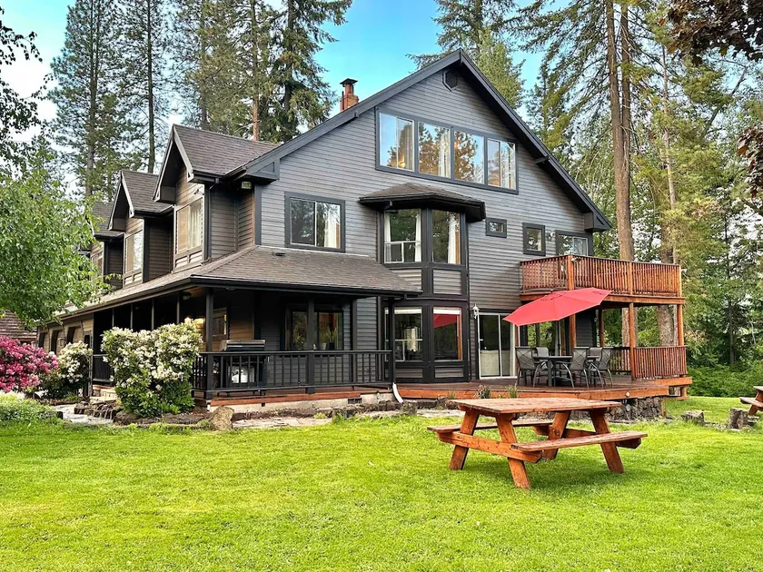 Riverfront Lodge - Fire Pit - River Walk - 6 Bedrooms - Sleeps 20 - Image 1