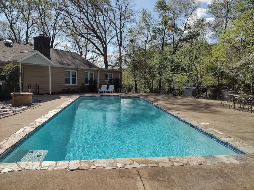 Cheerful 3 bedroom home with a sauna and summer pool - Image 1