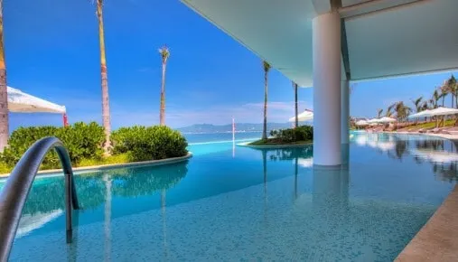 Beachfront apartment - Image 1