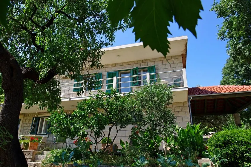 Apartment in peaceful part of island Brač (3 beds) - Image 1