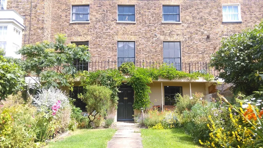 Georgian house, ten minutes from the beach. - Image 1