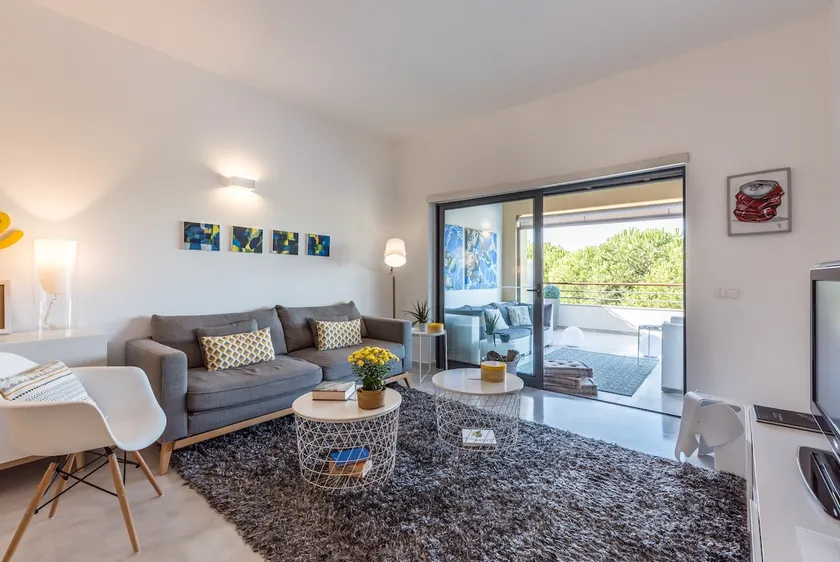 Charming apartment with large sunny balcony - Image 1