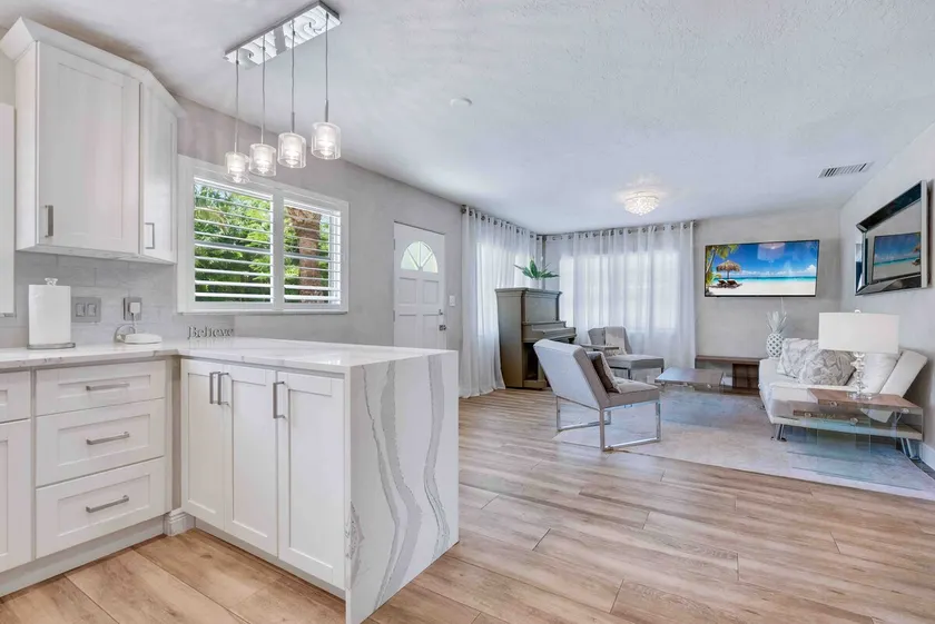 Elegant Home Central to Town, Parks & Beaches - Image 1