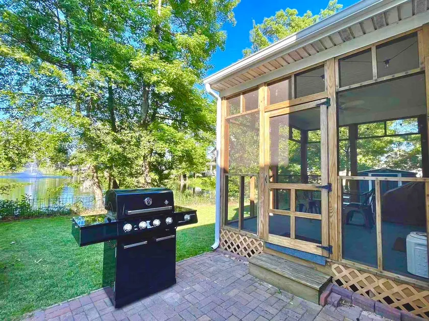 7 mins walk to beach! Waterfront view sunroom. - Image 1