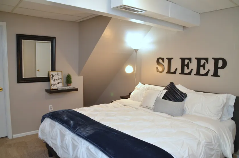 Comfy Basement Apartment -King Bed/Kitchen/Laundry - Image 1