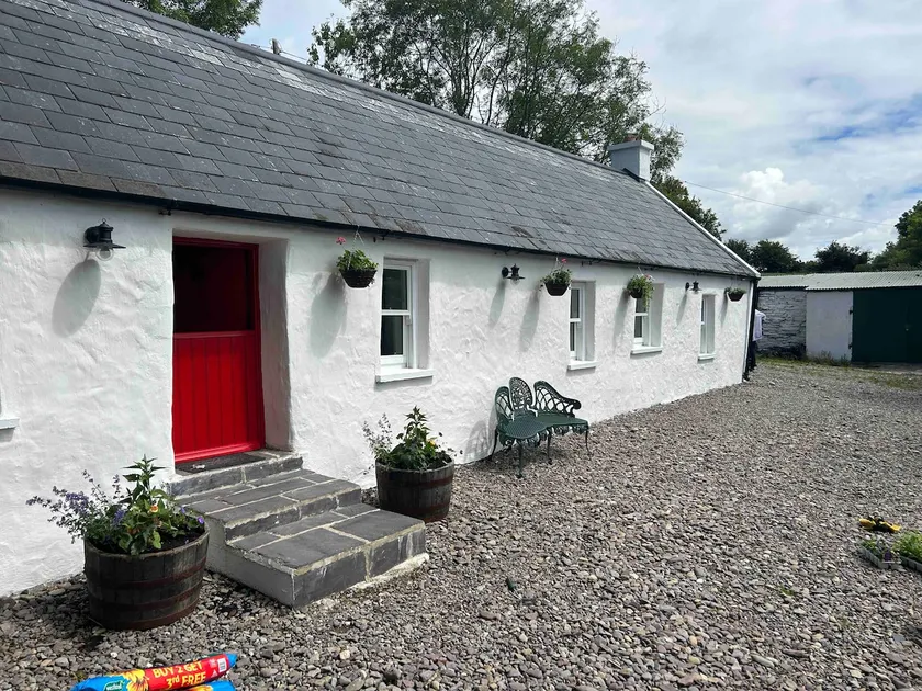 Restored cottage in Kinsale overlooking the sea - Image 1