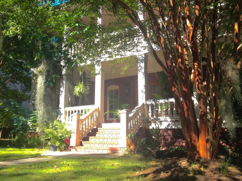 Private suite in a Southern Gothic mansion - Image 1
