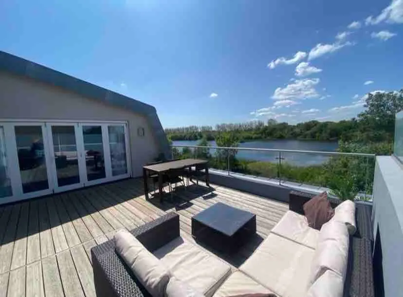 HM111 Penthouse Apartment with Lake View & free Spa Access- Lower Mill Estate Cotswolds - Image 1