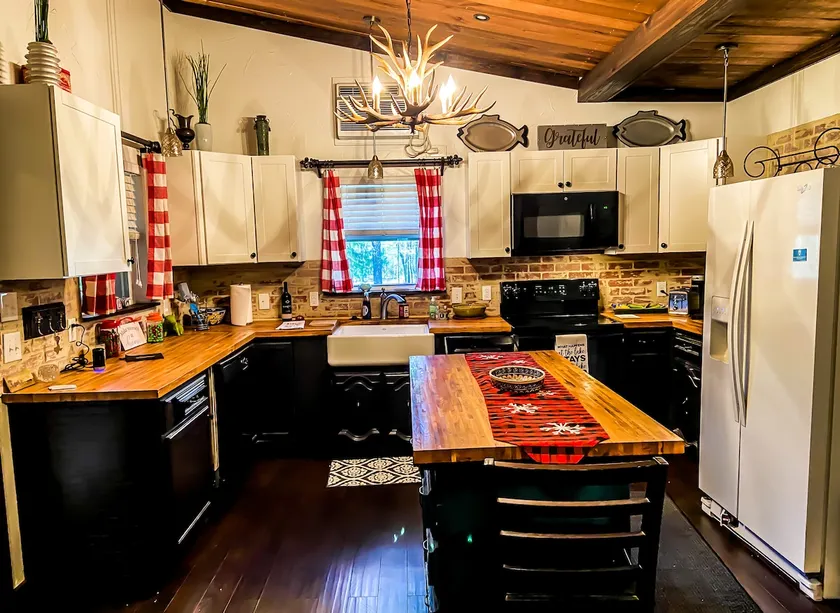 Charming, private cabin minutes from Lake Fork - Image 1