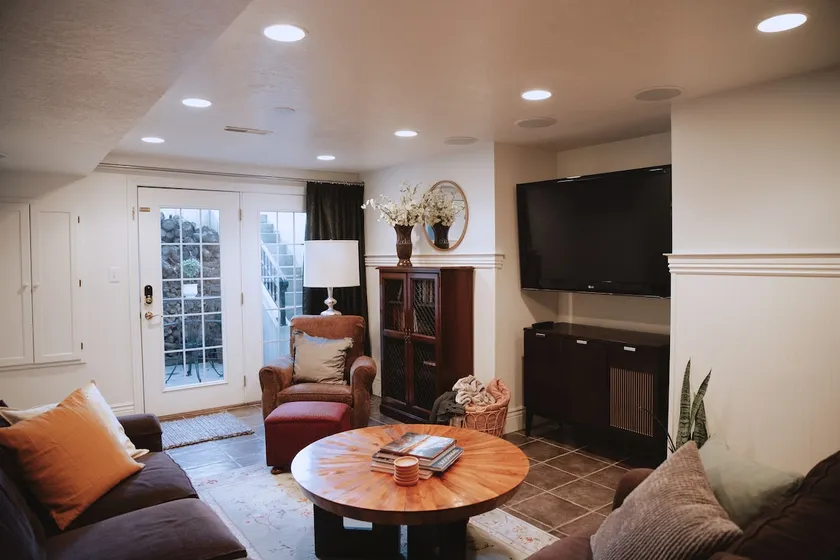 Cozy Clean Walk-out Basement Apartment Near Canyon - Image 1