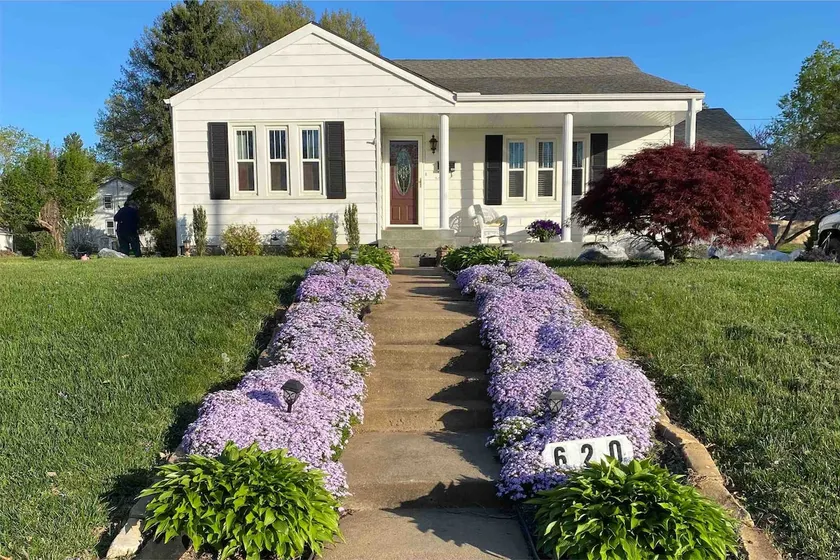 Dewey Cottage: Comfort & Serenity In Town - Image 1