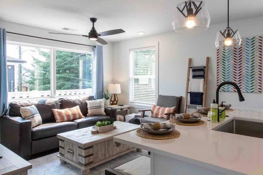 City Farmhouse Bnb 🙌🏼 5 minutes from Downtown! 🌆 - Image 1