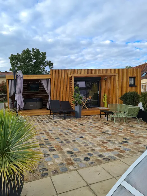 Garden studio with private pool and hot tub - Image 1