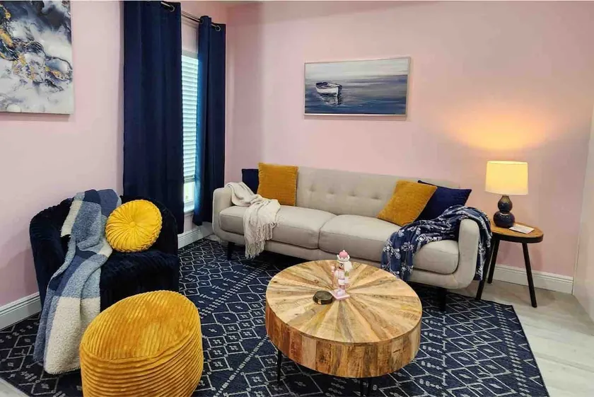 *Charming Pink Bungalow* w/ King Bed, Punta Gorda - Image 1