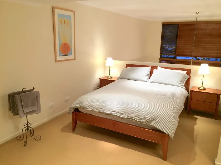 Central Loft Apartment Free Parking - Image 1
