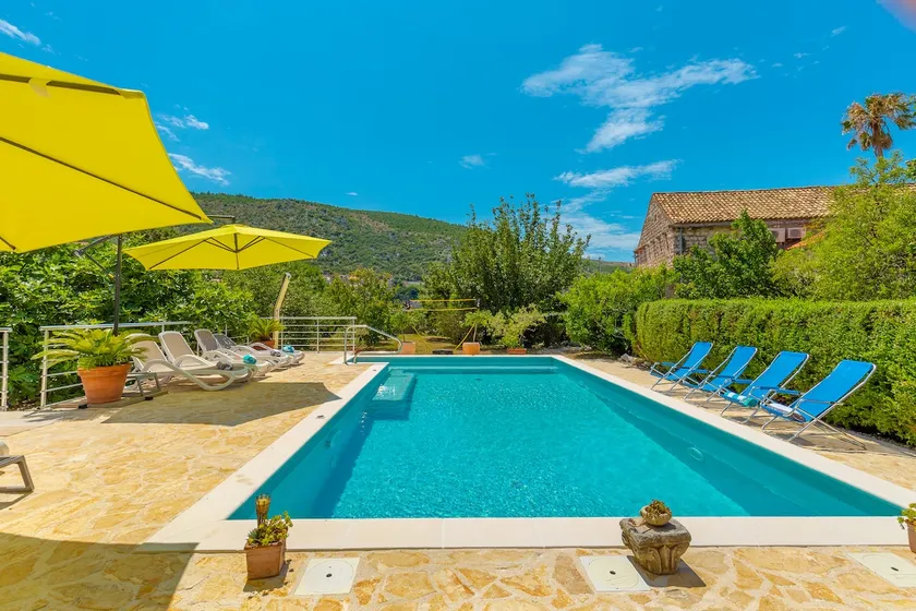Waterfront Historic Villa, beautiful Renaissance garden, heated swimming pool - Image 1