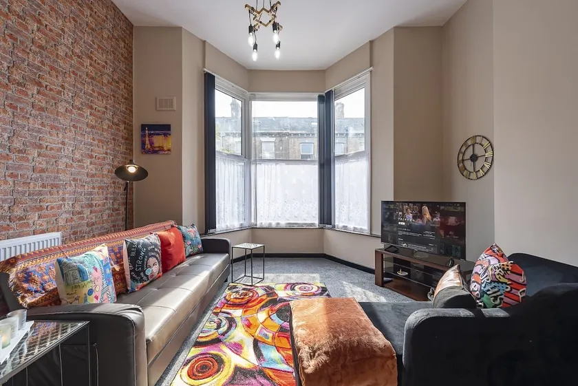 Hull Ground Floor 1 Bedroom Apt 3 beds Spacious Jesouth Striking - Image 1