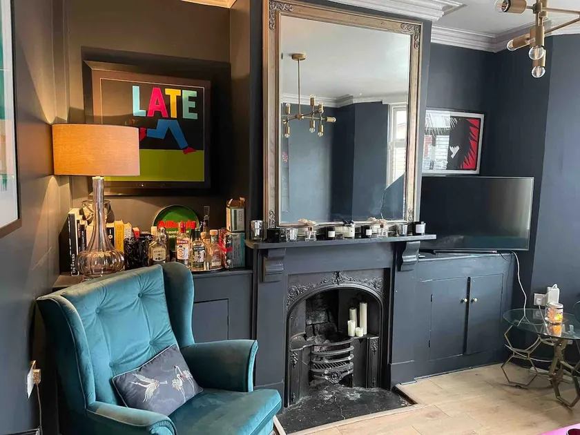 House- Stadium stroll, cafe bars+parking+hot tub - Image 1