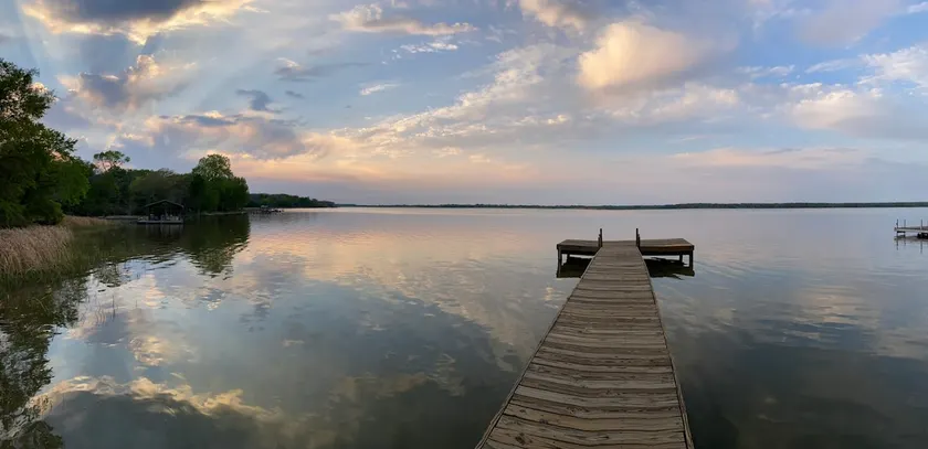 Come relax lakeside at beautiful Oak Shadows! - Image 1