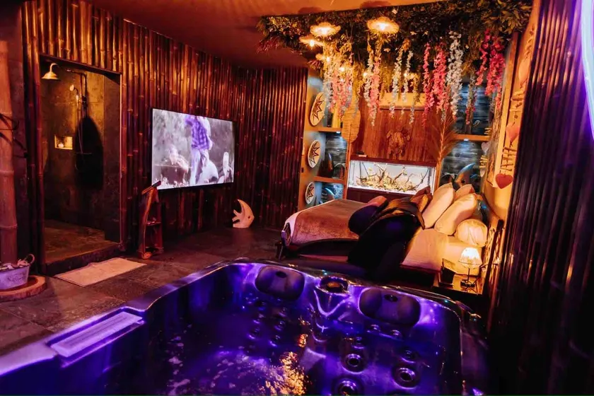 Suite & spa (jacuzzi, massaging seat, mirror TV) - Image 1