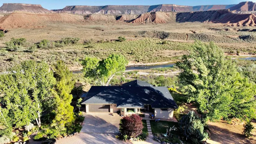 Zion Riverfront Retreat/Walkout BSMT Apt/Top Views - Image 1