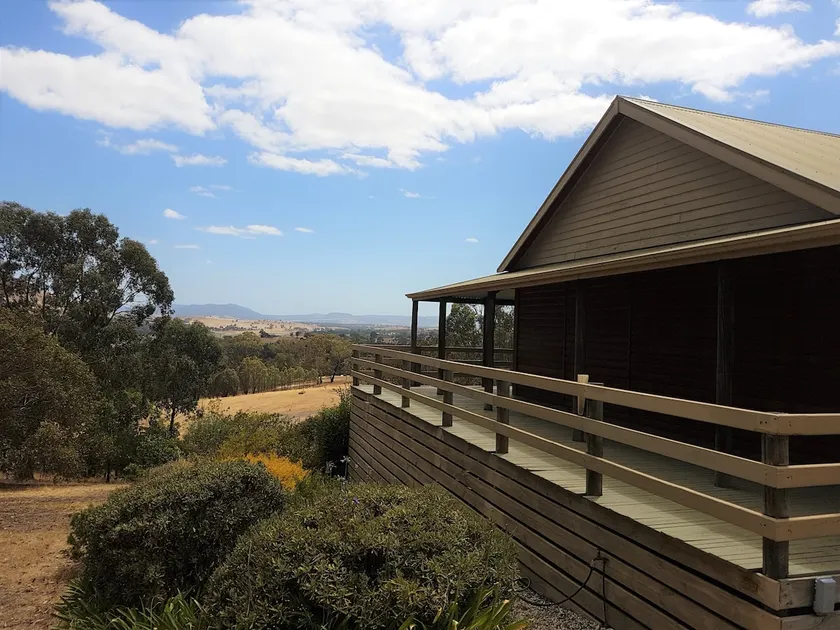 Mansfield Colonial Cabin with Stunning Views - Image 1