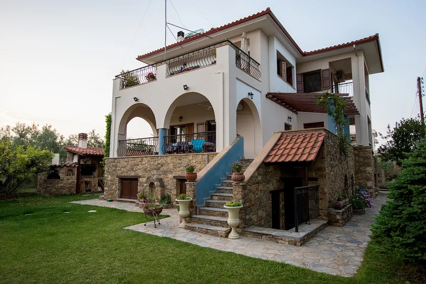 Rustic, luxurious, garden villa 70m from the sea. - Image 1