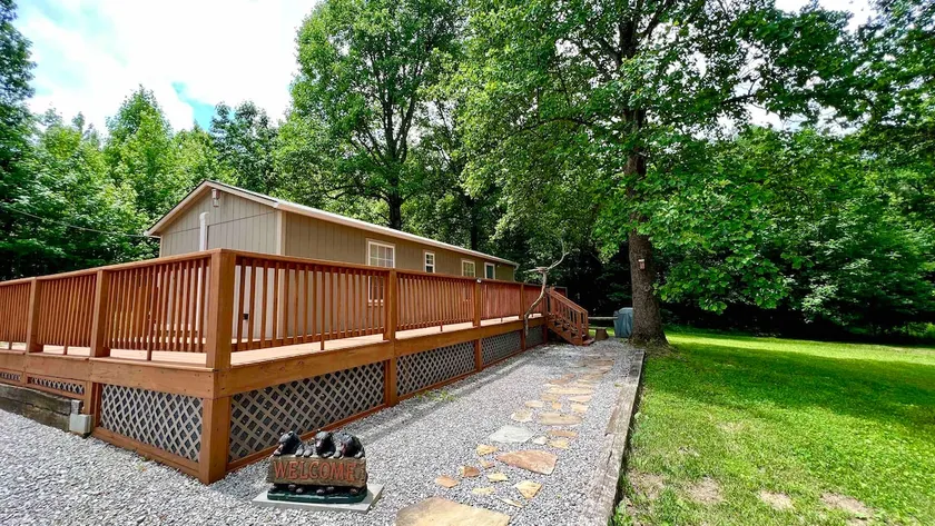 1-Bedroom Cottage, Large Deck, 1-Acre with a Creek - Image 1